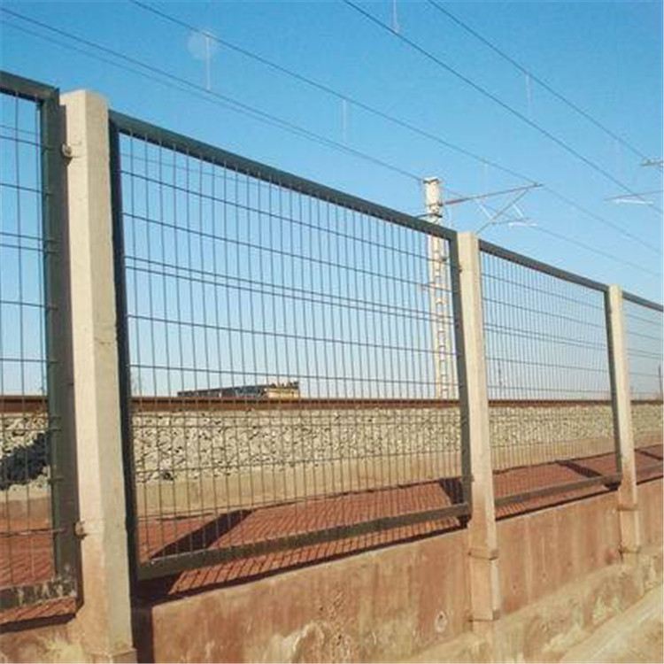 鐵路防護(hù)柵欄案例展示圖片2 鐵路防護(hù)柵欄案例展示圖片2