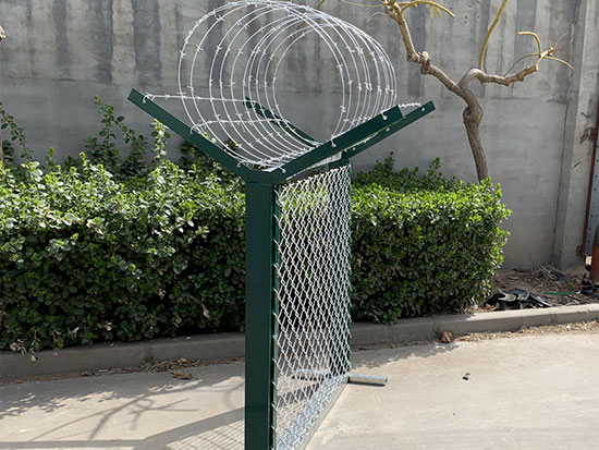 鋁包鋼機(jī)場(chǎng)隔離網(wǎng)圖片3 鋁包鋼機(jī)場(chǎng)隔離網(wǎng)圖片3